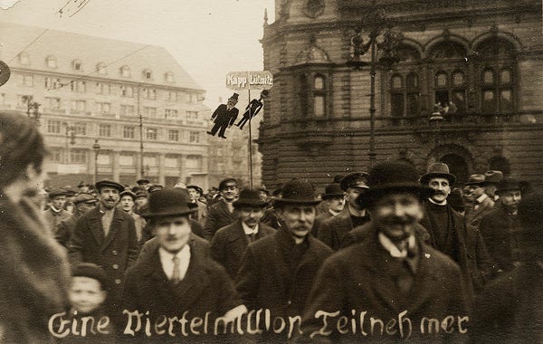 Demonstration in Berlin against the putsch. The caption reads: "A quarter million participants"  By Original photograph uncredited. Scan by Ning-ning. - Original silver gelatine print, postcard-sized, no attribution., Public Domain, https://commons.wikimedia.org/w/index.php?curid=4125364
