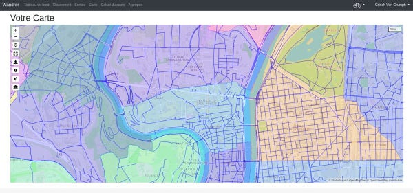 Capture d'écran du site Wandrer.earth où on voit la carte de Lyon découpée en quartier colorés avec les rues découvertes tracées en bleu