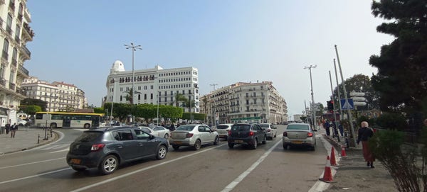 Une des grosses intersections d'Alger-centre, un truc avec des 2×3 voies dans tous les sens. 