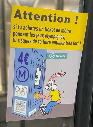 Autocollant sur une porte du métro parisien : parodie d'une mise en garde pour enfants, avec le lapin qui devra payer 4€ le ticket pendant les JO de Paris 2024