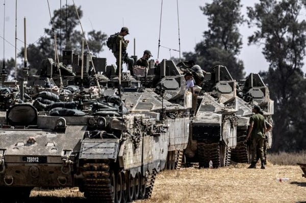 Des chars et des soldats de l’armée israélienne le long de la frontière près de Rafah dans la bande de Gaza le 1er mai 2024. © Photo Mostafa Alkharouf / Anadolu via AFP