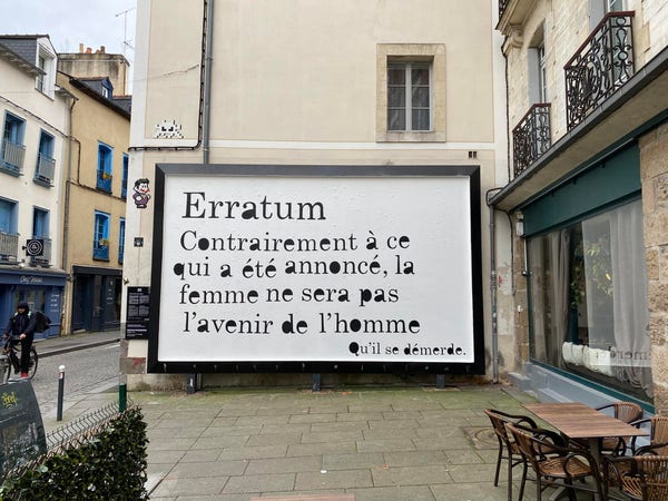 A la place d'un panneau publicitaire à Rennes : "Erratum, contrairement à ce qui a été annoncé, la femme ne sera pas l'avenir de l'homme. Qu'il se démerde"
