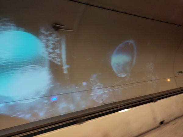 Projections animées sur le mur du tunnel mode doux sous Croix Rousse avec des planètes et des illustrations sur le thème de l'espace 