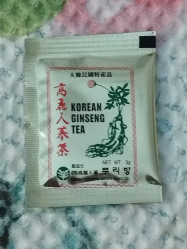 A little bag of Korean ginseng tea with the description both in Korean and English languages.