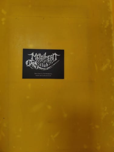 Postbehälter mit metalheadclub Sticker