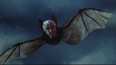 Leslie Nielsen als Fledermaus in einer Dracula Parodie