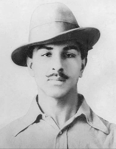 Singh in 1929, age 21, with a thin moustache, hat looking straight ahead and making eye contact. By Unknown author (Ramnath Photographers, Delhi) - [1] [2], Public Domain, https://commons.wikimedia.org/w/index.php?curid=75154028