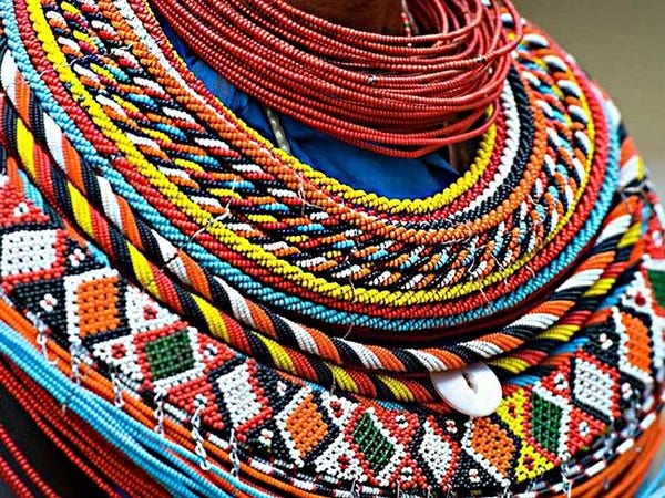 Colliers de perles multicolores portés par un guerrier Massaï