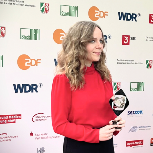 Sarah Bosetti mit Grimme Preis auf dem roten Teppich