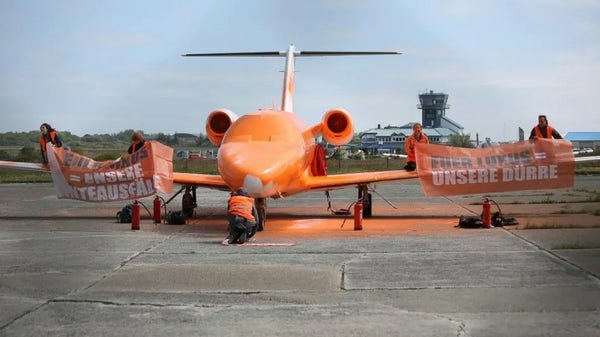 Privatflugzeug in orange Sylt
