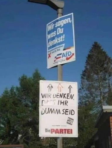 Oben ein Wahlplakat der AfD mit der Aussage "Wir sagen, was ihr denkt!" Darunter ein Plakat der PARTEI, das auf das AfD-Plakat zeigt und sagt "Wir denken, dass ihr dumm seid"