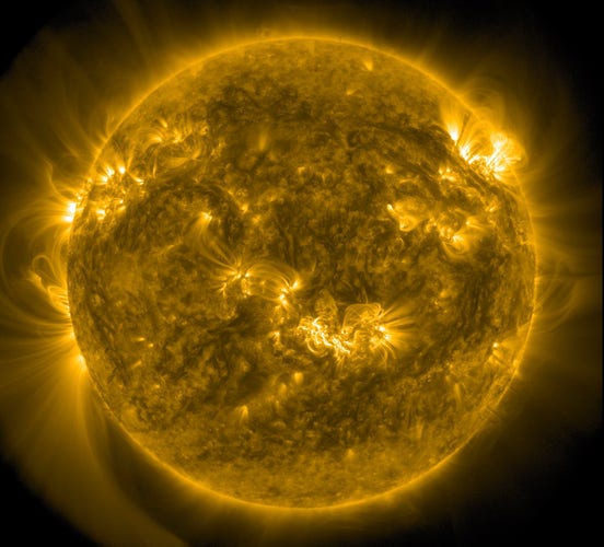 Die ganze erdzugewandte Seite der Sonne in gelber Farbe und umgeben vom Schwarz des Alls. Besonders links und rechts oben am Rand zwei Aktive Regionen in hellerer Darstellung und mit weit in die Umgebung reichenden Strahlen.