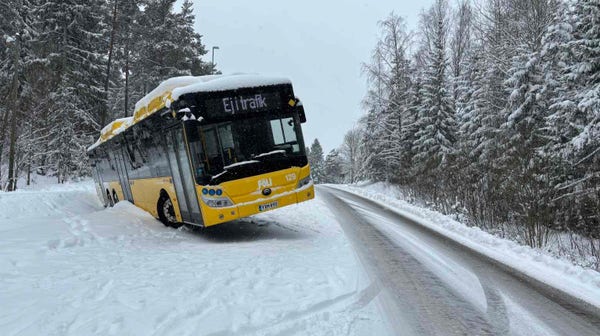 A bus is in trouble in the middle of the snow 
