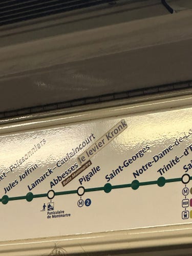 Un plan de métro de Paris a été modifié : à la station "Abbesses", un sticker a été ajouté, complétant par "le levier, Kronk", pour faire une référence à Kuzco