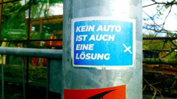 Ein blauer Aufkleber an einem Laternenmast

In weißer Schrift steht:
"KEIN AUTO IST AUCH EINE LÖSUNG"