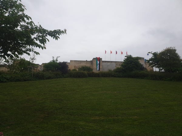 Grand drapeau palestinien déroulé sur les remparts du château de Caen 