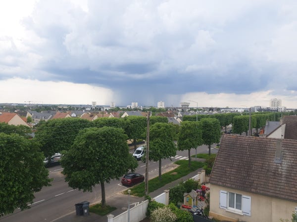 Ciel orageux formant de belles trombes verticales au delà de la banlieue sud-ouest de Caen 