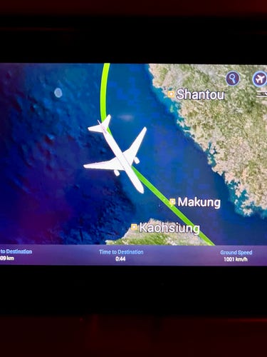 Screenshot der In-Flight Fluginformation: der Flieger befindet sich auf einer Karte im Anflug auf Taiwan mit einer Geschwindigkeit von 1001 km/h.