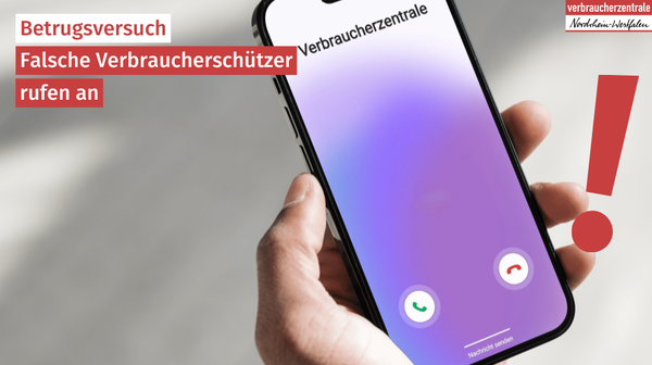 Smartphone in einer Hand, das Display zeigt einen eingehenden Anruf von "Verbraucherzentrale". Dazu Text: "Betrugsversuche, Falsche Verbraucherschützer rufen an" und das Logo der Verbraucherzentrale Nordrhein-Westfalen.