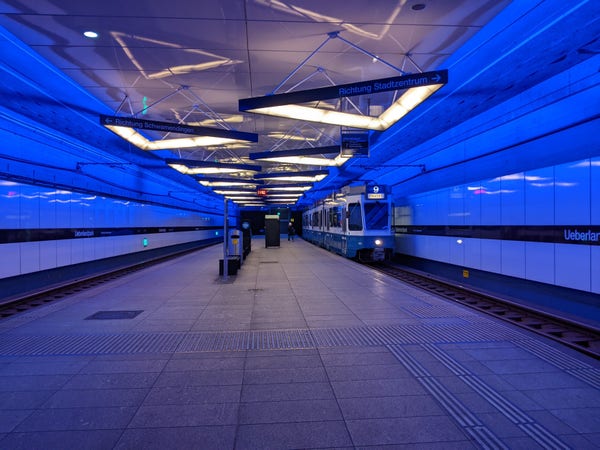 Tram 2000 in der unterirdischen Station Überlandpark mit bläulicher Beleuchtung