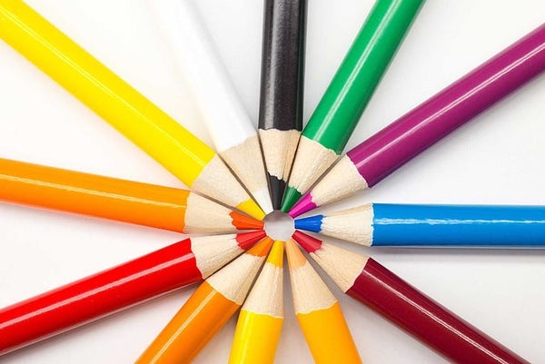 Crayons de couleurs arrangés pour que leurs pointes forment un cercle