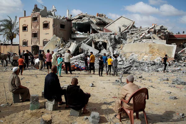 Palestinians look at the site of an Israeli strike on a house, amid the ongoing conflict between Israel and Hamas, in Rafah, in the southern Gaza Strip May 5, 2024. REUTERS/Hatem Khaled Purchase Licensing Rights, opens new tab