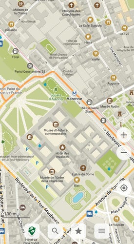 Copie d'écran d'Organic Maps montant l'hôtel des Invalides à Paris.
Les bâtiments sont représentés en relief, tandis que les couleurs légères et équilibrées permettent de se repérer facilement.