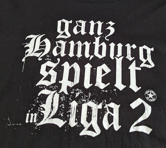 T-Shirt mit dem Aufdruck: Ganz Hamburg spielt in Liga 2.