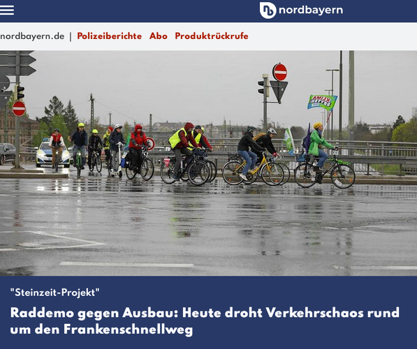 Foto einer Fahrraddemo auf der Jansenbrücke in Nürnberg bei Regen