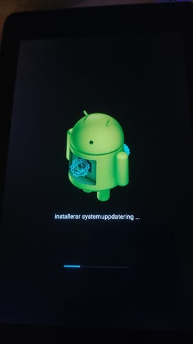 Isometric view of Bugdroid with some spinning thing on his stomach and a cogwheel spinning on his back. The ears are wiggling (not visible in the still image) and there's a text that says "Installing system update ..." (in Swedish).