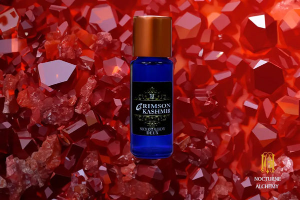 Botella de Crimson Kashmir Deux., sobre gemas rojas. 