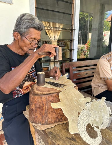 Artisan en train thé créer une sculpture plate