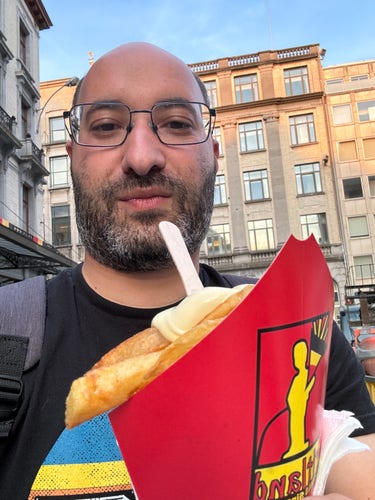 Moi mangeant des frites à Bruxelles. 
