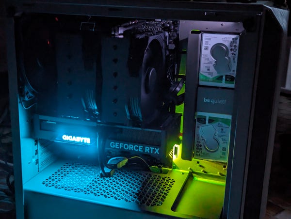 photo de l'intérieur d'un boîtier PC, il y a un GPU (gigabyte GeForce RTX), un ventirad double de grande taille (noctua) et deux disques durs (mécaniques !) de 2,5".
tout est propre, pas de poussière ni de câbles qui trainent.
