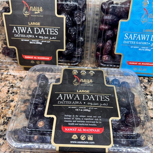 A photo of Ajwa and Safawi dates 