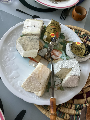 Un plateau de fromages avec uniquement des fromages de chèvre.