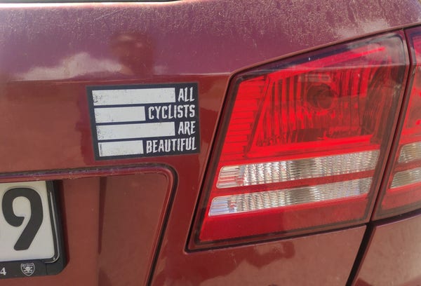 czerwona klapa samochodu z naklejką all cycliats are beautiful