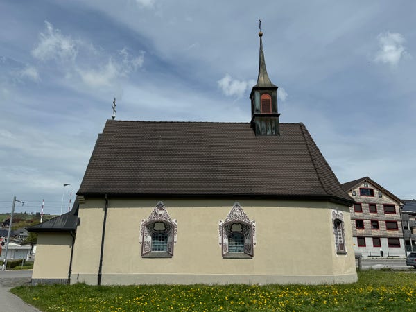 A small chapel in Appenzell Steinegg featuring two side windows.