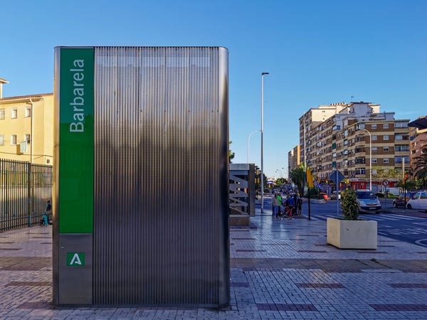 Photo of a lift leading to a metro station on a city street. The station name, Barbarela, is prominently displayed.