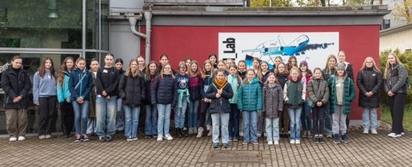 Etwa dreißig Schülerinnen vor dem Gebäude des DLR_School_Lab in Braunschweig.