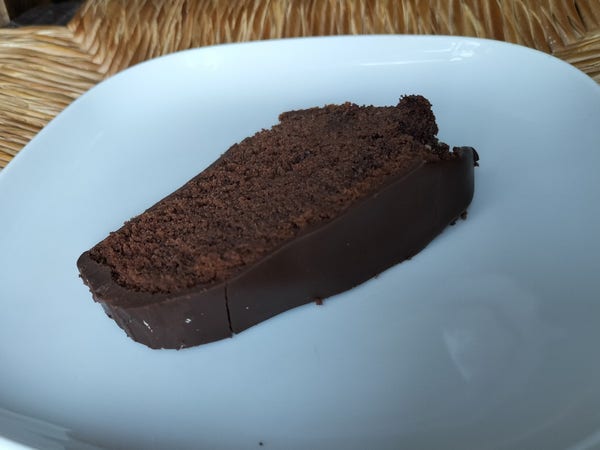 Une part de gâteau dense et fondant avec son épais glaçage au chocolat