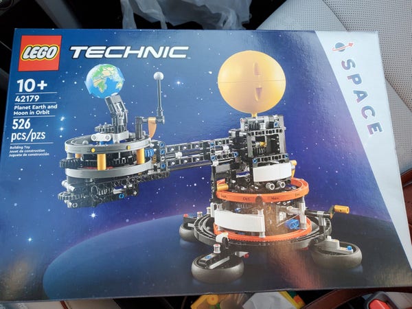 Lego Technic Planet Earth and Moon in Orbit (42179) set