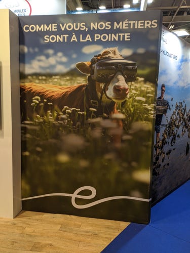 Poster d'une vache avec des lunettes 3D au milieu d'un pré fleuri et virtuel