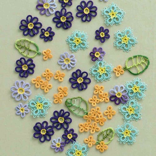 Frivolités, petits objets réalisés au crochet (fleurs, feuilles ...) de differentes couleurs