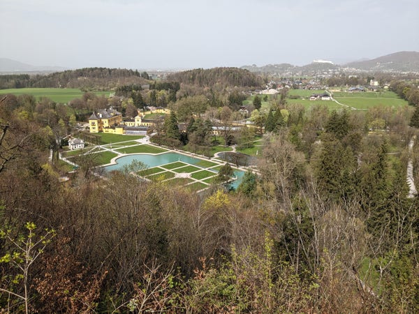 Vue aérienne sur le château et le parc de Hellbrunn 