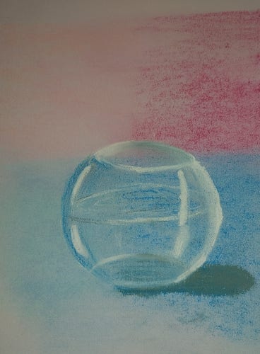 Travail de transparence : au fond, un mur rose, un bocal d'eau posé sur une table bleu.