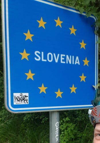 Photo du panneau "Slovenia" à l'entrée de la Slovénie.