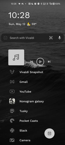 My home screen. Niagara Launcher, mostly monochrome in nature.