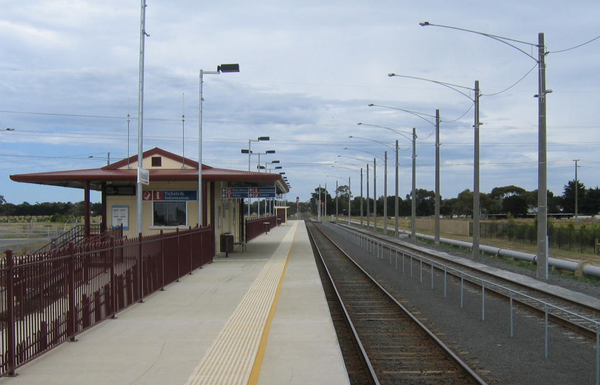Track and platform at Marshall railway station, December 2005