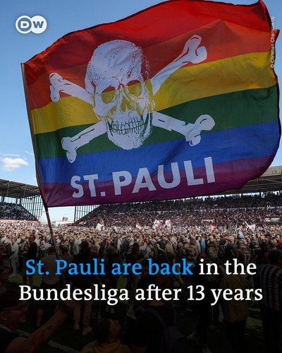 Tęczowa flaga z trupią czaszką fanów FC St. Pauli na stadionie